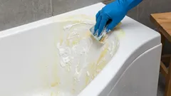 Como remover manchas amarelas da banheira sem produtos químicos agressivos? Esta pasta caseira com dois ingredientes vai ajudar.