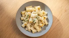 O macarrão ficará saboroso e macio mesmo sem manteiga: adicione-a à água durante o cozimento.