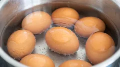 Os ovos cozidos devem ser resfriados em água fria e o que você obtém?