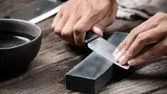 Vi como afiam facas na Índia e agora também o faço em casa. Até as facas velhas ficam afiadas como lâminas num minuto.