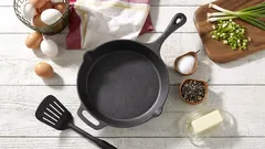 Se a frigideira grudar, o método das "três gotas" ajudará: você poderá preparar pratos mesmo sem óleo.