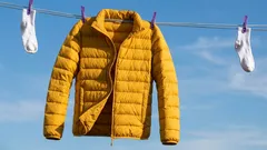 Como afofar um casaco de penas após a lavagem: um truque comprovado que ajuda quando o produto fica amassado